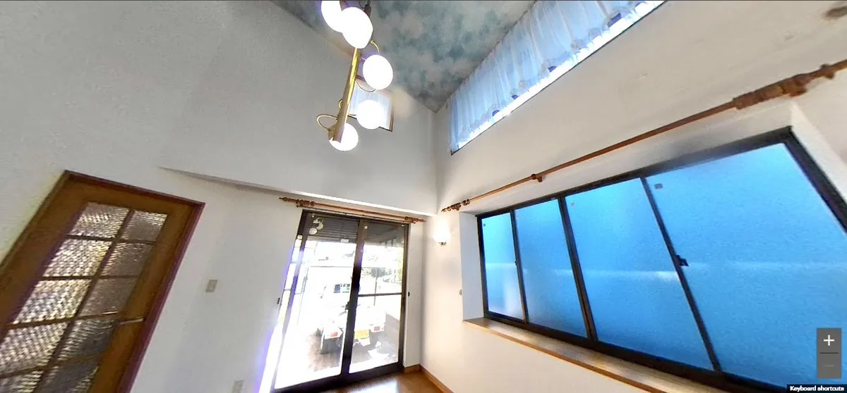 大きな照明のある天井の高い部屋