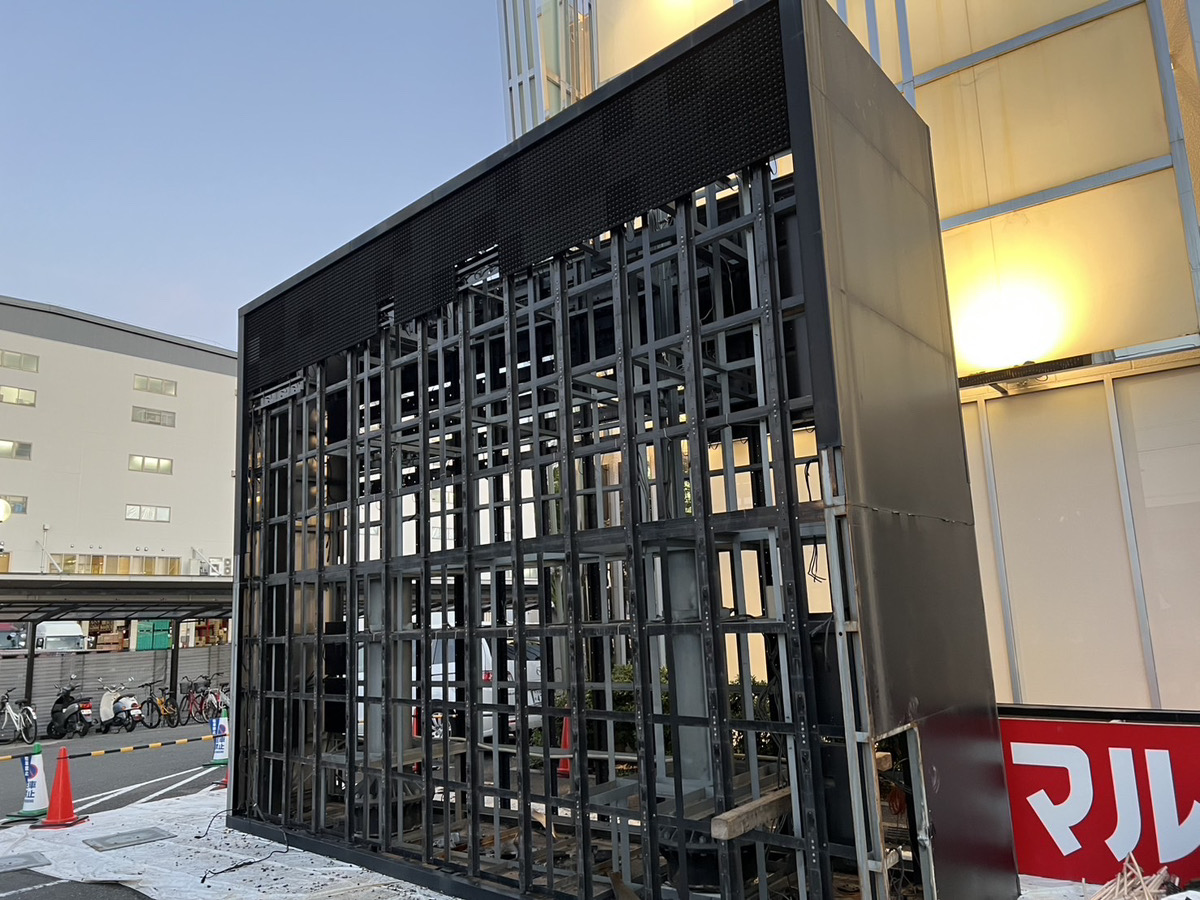解体されつつある巨大看板の表示の部分