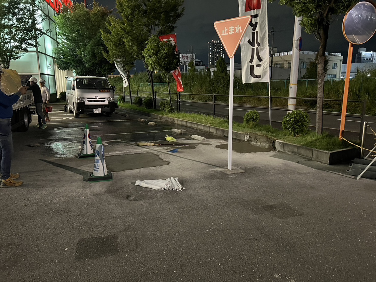 看板が取り除かれた駐車場